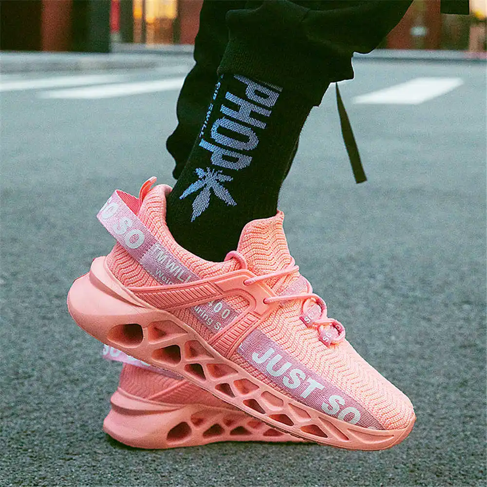 Light Weight Dark Walking Shoe - مراجعة Luxury Lifestyle Dark وسعره